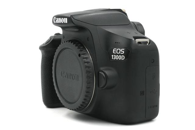 Зеркальный фотоаппарат Canon EOS 1300D Body (состояние 5-) (б/у)
